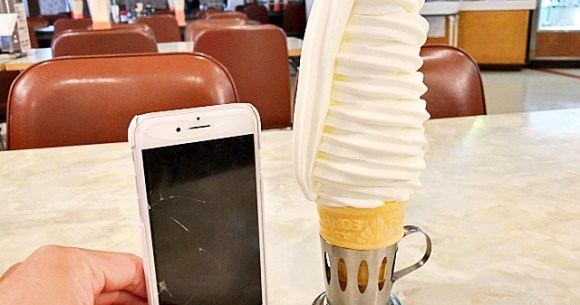 衝撃 名物だという巨大ソフトクリームを注文 ここでは箸で食べるのが常識 と言われた話 岩手県花巻市 マルカンビル大食堂 ロケットニュース24