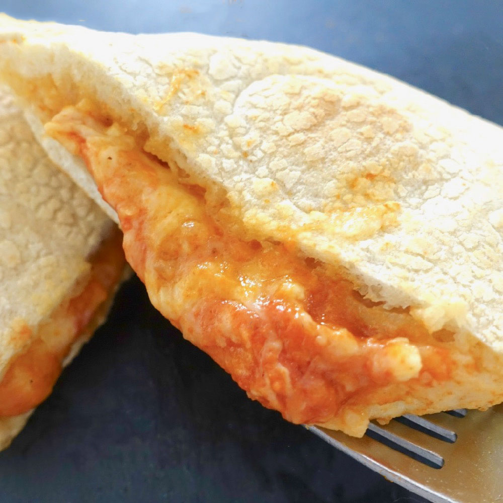 業務スーパーの イタリア直輸入 包み焼きピザ が手軽なのに本格的 生地がモチッ チーズがトロ ン ロケットニュース24 業務スーパーの イタリア直輸入 包み焼きピザ が手軽なのに本格的 生地がモチッ チーズがトロ ン ロケットニュース24