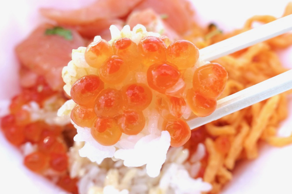 いくらの粒がデカくて美味！ なか卯「サーモンいくら丼」を食べてみた