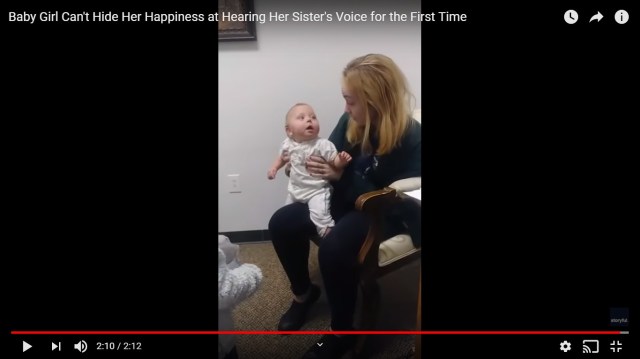 難聴の赤ちゃん、補聴器で初めて家族の声を聞いた瞬間…その反応に感動の嵐「大泣きした」「笑うと同時に泣いた」