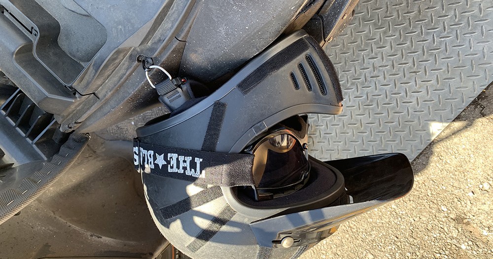 バイクdiy スクーターのメットインのところにヘルメットホルダーを追加したい ホムセンで買った432円の ピンフック がそのまま付いた ロケットニュース24