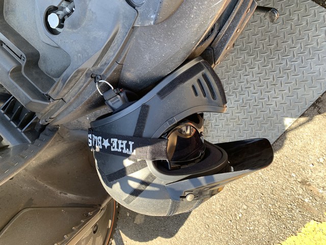 【バイクDIY】スクーターのメットインのところにヘルメットホルダーを追加したい！ → ホムセンで買った432円の「ピンフック」がそのまま付いた!!