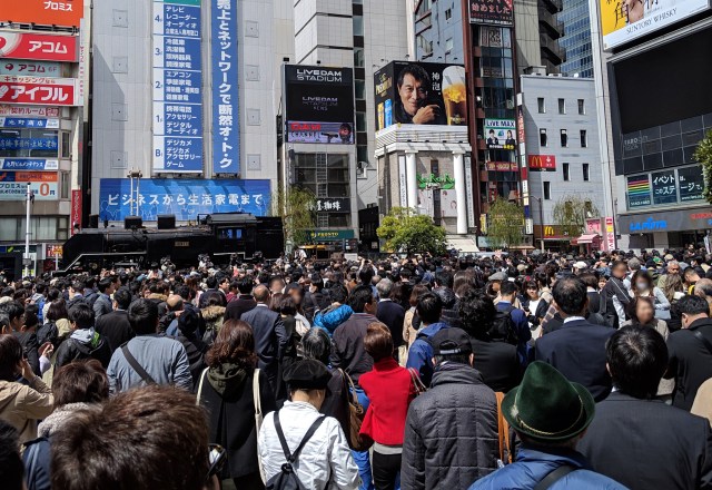 新元号発表時の東京・新橋駅SL広場がヤバかった！ 意味不明に1000人規模の人だかりが!?