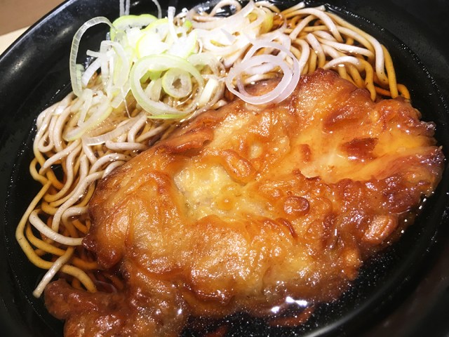 鶏から揚げが丼の半分を覆う！ 横浜駅『濱そば』の「鶏から揚げそば」がカリカリで満足度高し / 立ち食いそば放浪記：第164回
