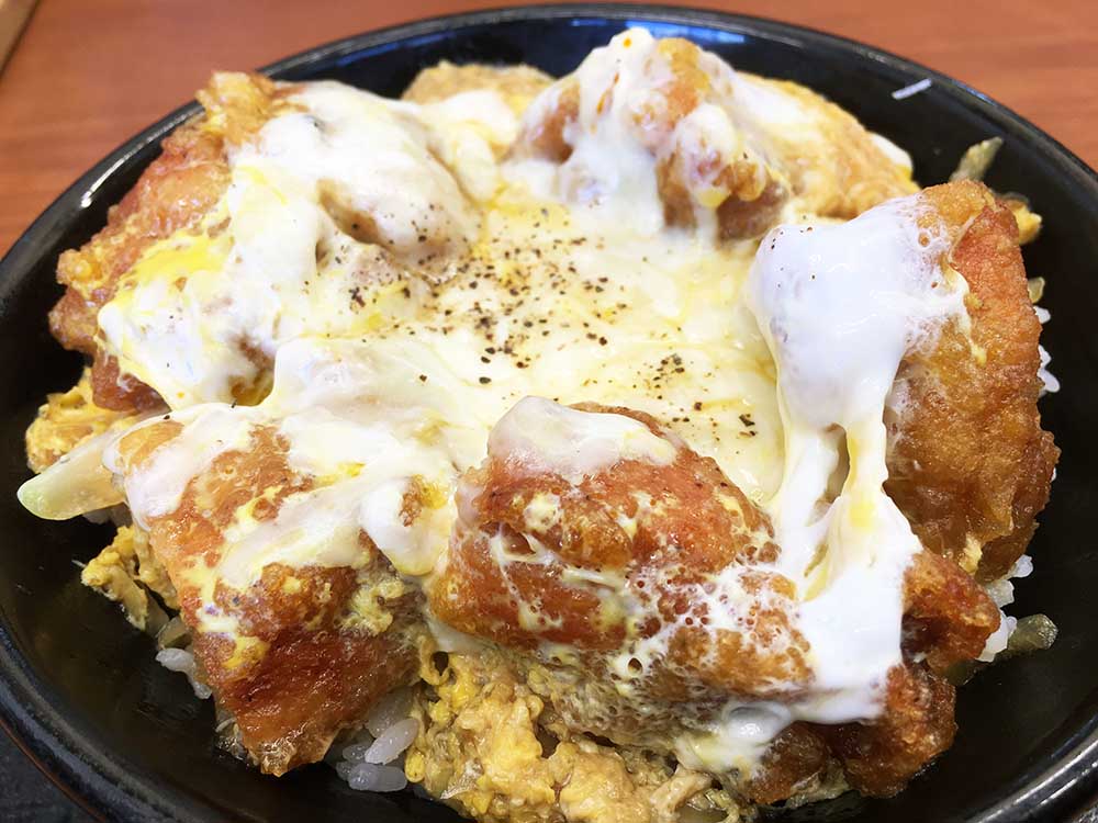 かつや姉妹店の唐揚げ専門店『からやま』の「チーズからたま丼」がたまらんッ！ ふんわり卵とチーズのミルフィーユを唐揚げ