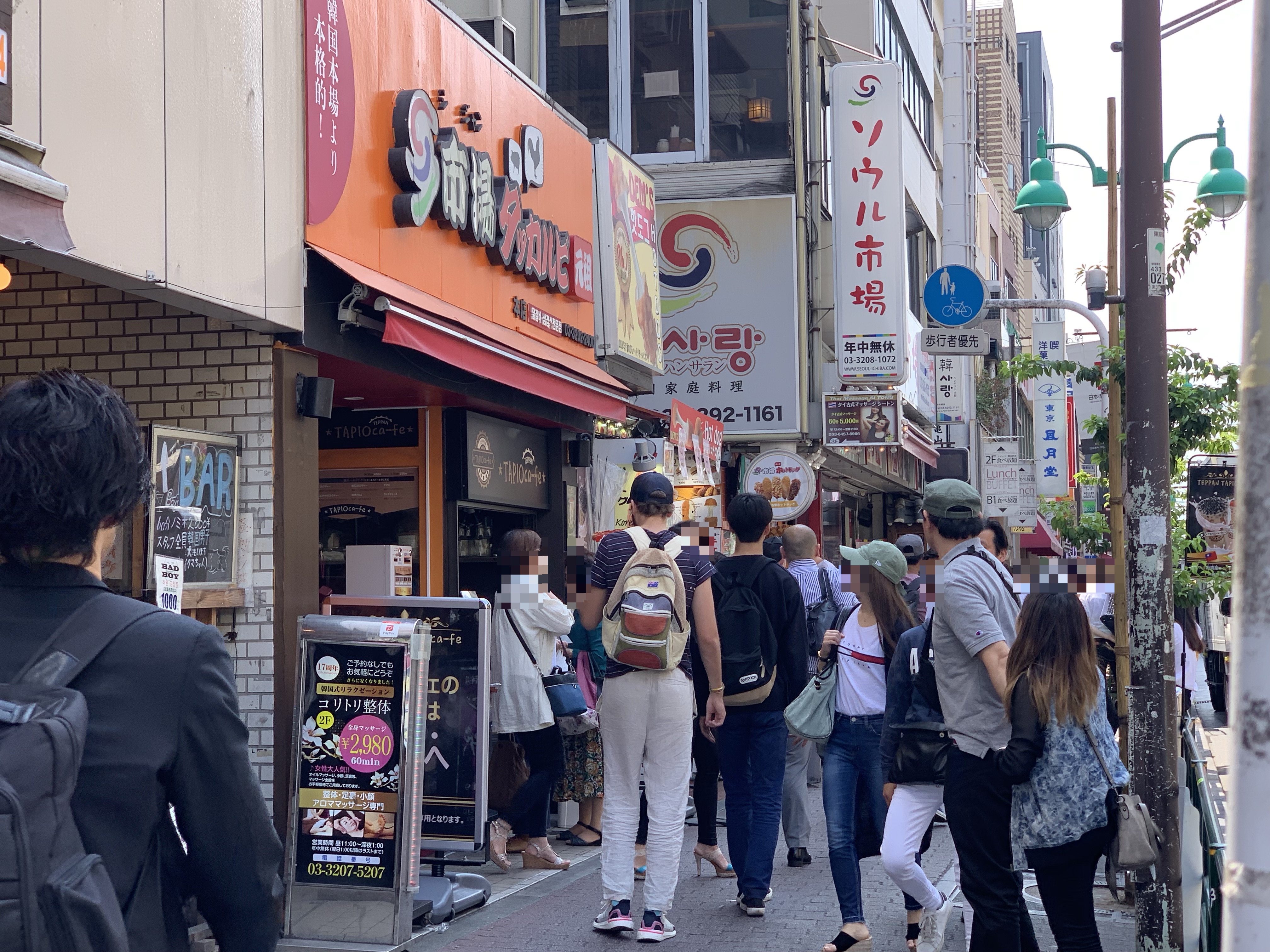 世界初の「鉄板タピオカ」って何だッ!? 大混雑の新大久保で金色に輝く