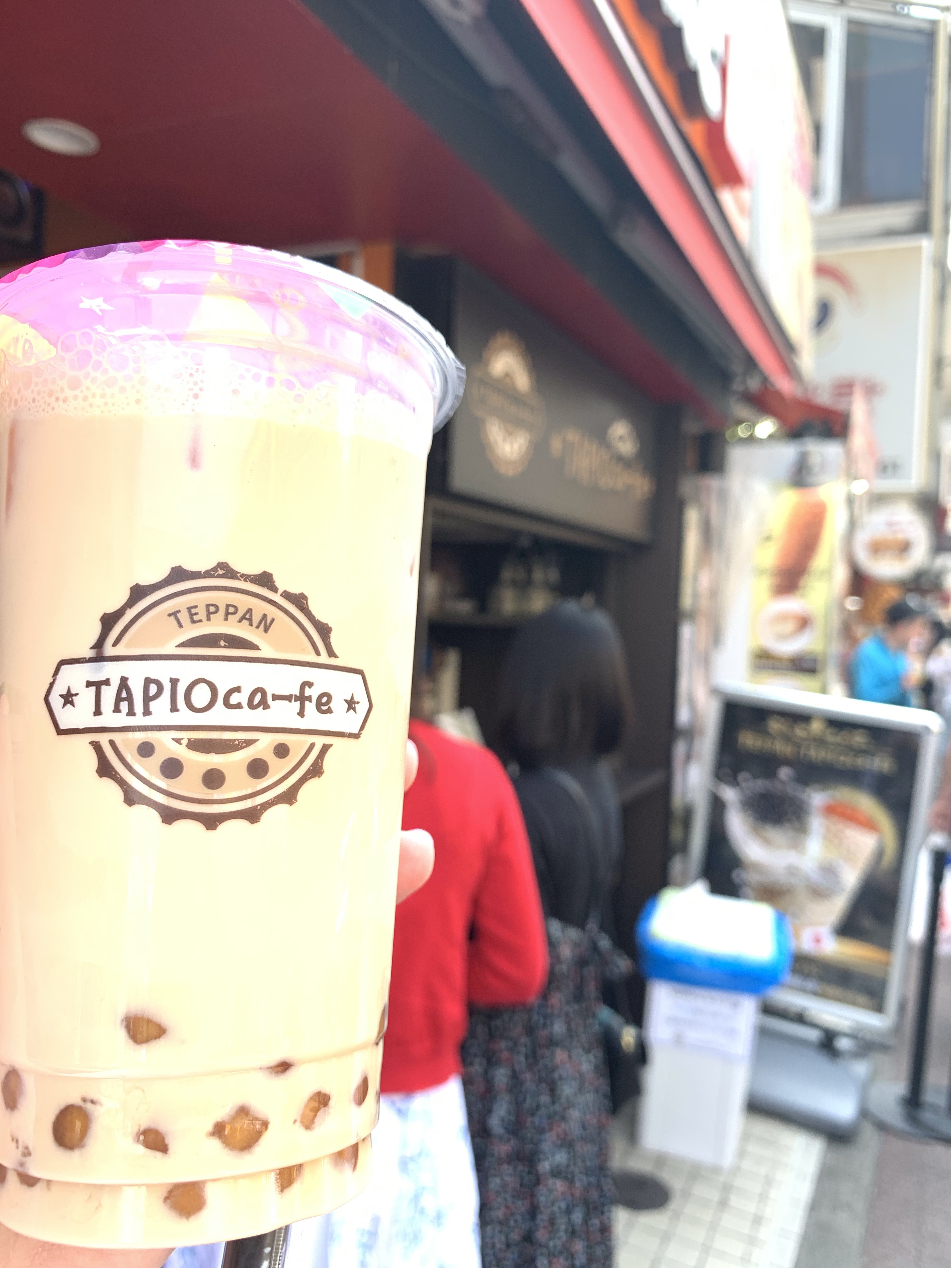 世界初の「鉄板タピオカ」って何だッ!? 大混雑の新大久保で金色に輝く