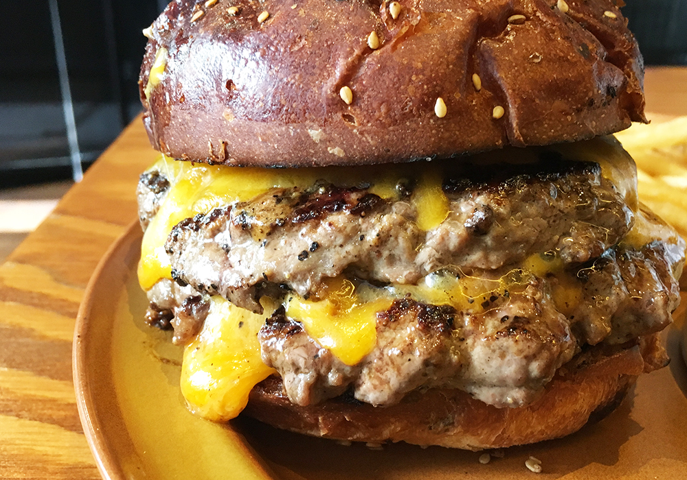 トランプ大統領の 特注ハンバーガー を食べてみた 肉盛り盛りすぎてゴルフ前に食べたらドラコン余裕なレベル 麹町 The Burger Shop ロケットニュース24