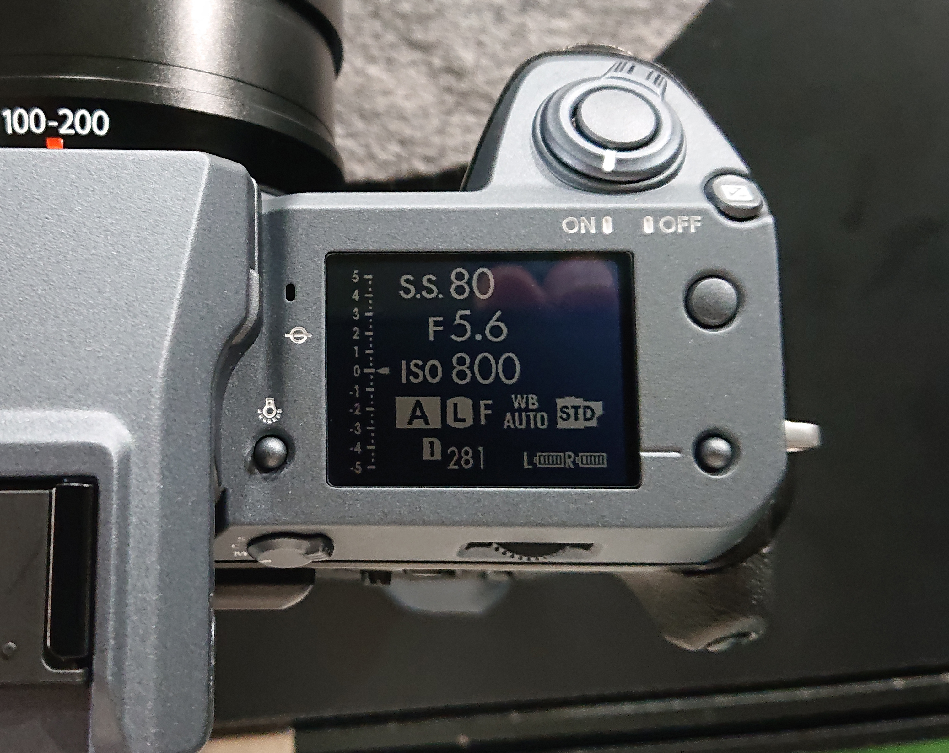 デジカメ】持ち歩ける「1億画素」のモンスター / 富士フィルムの