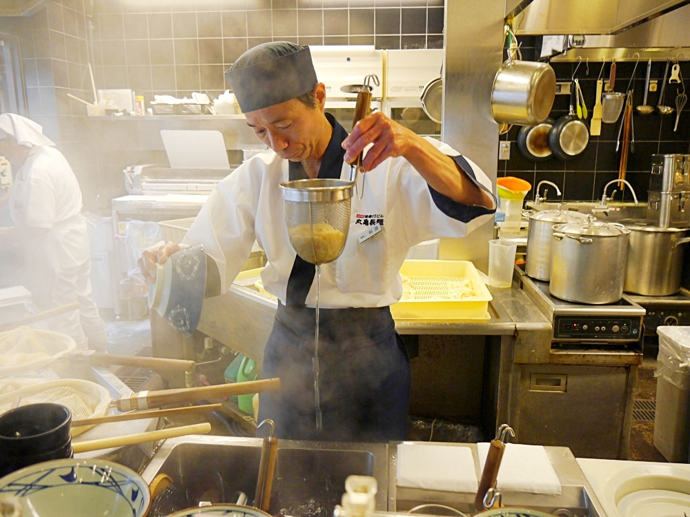 激レア 丸亀製麺の 一つ星麺職人 がいる店舗に行ってきた 都内には4人しかいないらしいぞ 紺色の制服が目印 ロケットニュース24