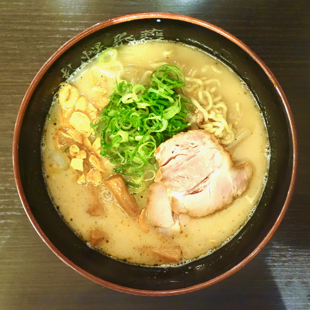 ミシュランガイド掲載の「塩ラーメン」は鶏と魚介の旨味たっぷりでマジ激ウマだった！ 新千歳空港 ラーメン道場「札幌 飛燕（ひえん）」 |  ロケットニュース24