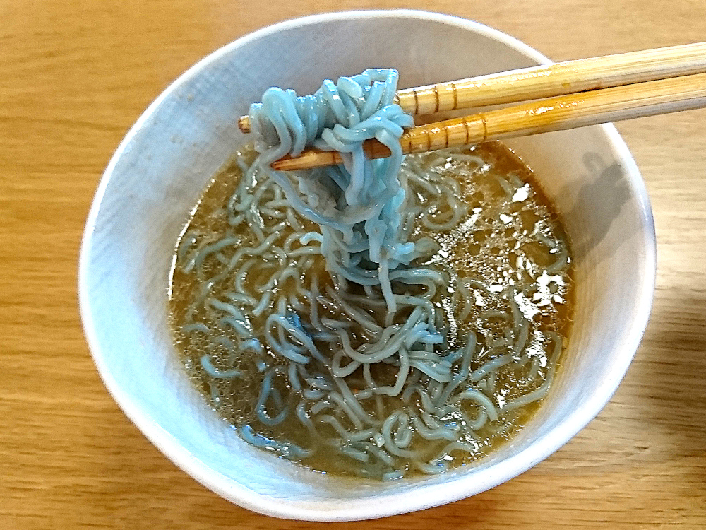 北海道】青い麺と脳ミソ味のスープ「ZOMRAMEN（ゾンラーメン）」をお