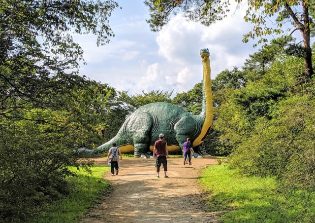 茨城のジュラシックパークこと水戸市森林公園の「恐竜広場」には実物大の恐竜がいる！ 謎多き「イボゴン」の正体とは？