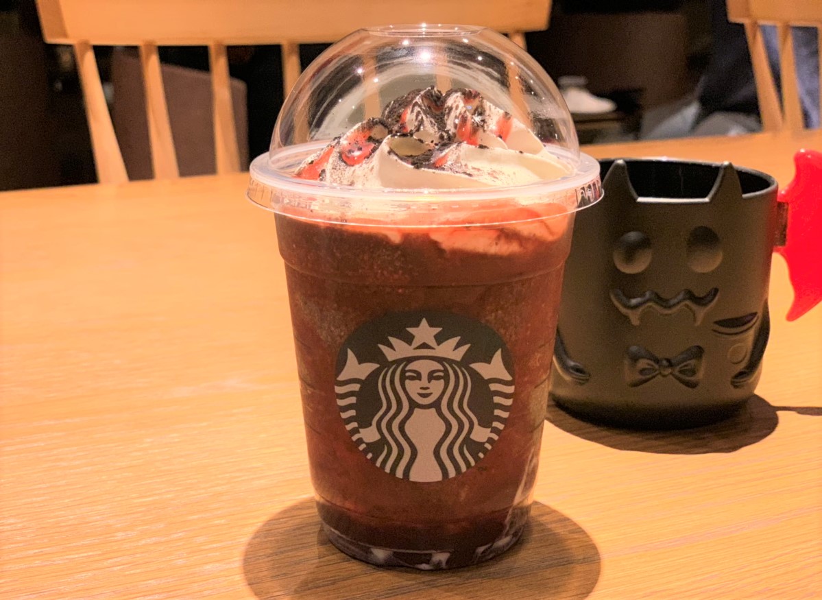 スタバ新作 ブラックココアたっぷりの ハロウィン ダーク ナイト フラペチーノ を飲んでみた 見た目のパンチ力に反してほっと一息つけちゃう大人な味 ロケットニュース24