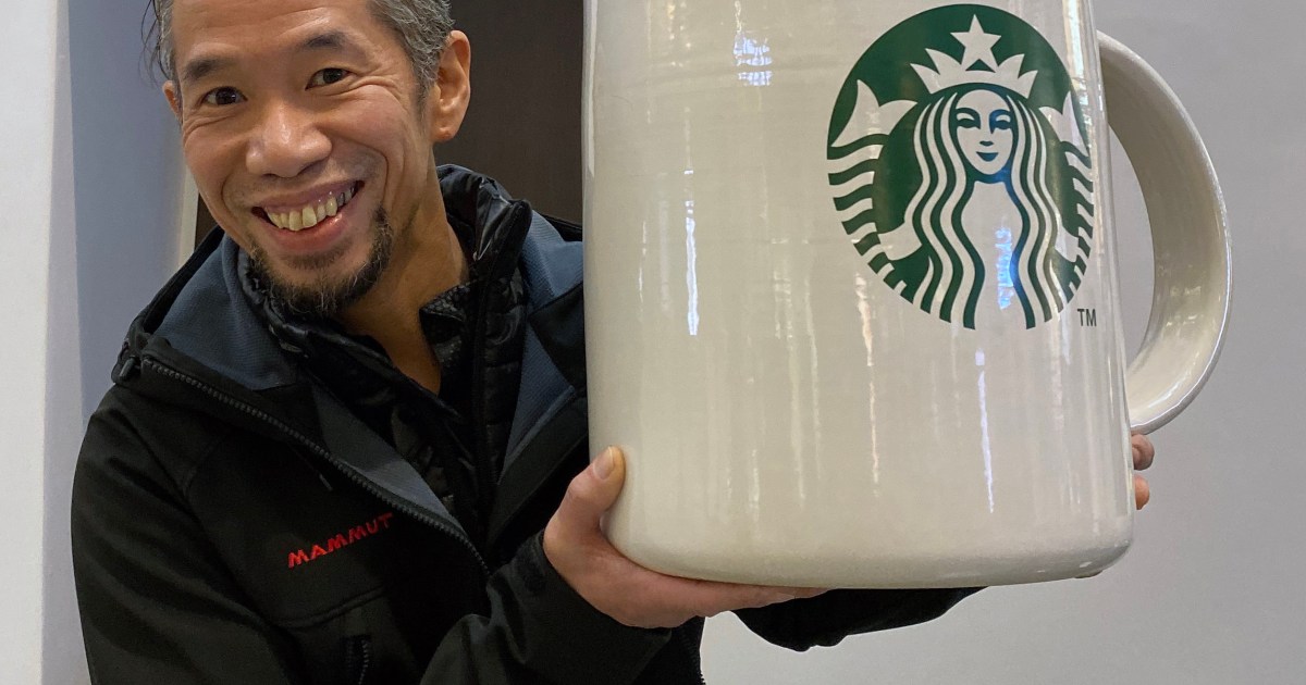 スタバの「ビッグロゴマグ」を持って東京・丸の内に出現した『巨大 
