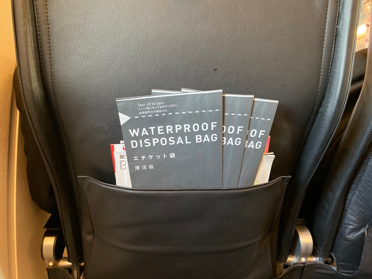 確信】飛行機のエチケット袋、今さら使うヤツ0人説 → CAさんに聞いてみた結果… | ロケットニュース24