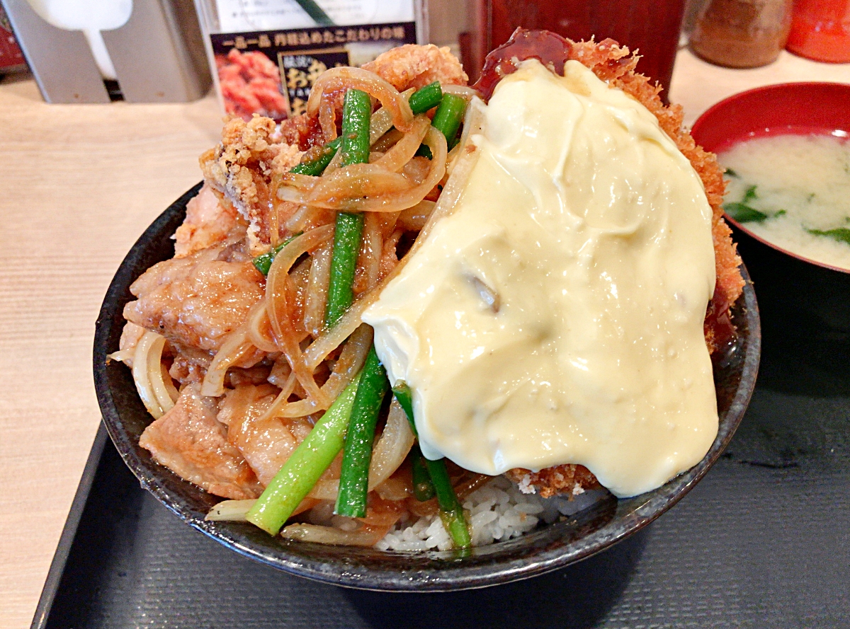 アカン】「伝説のすた丼屋」の新メニュー『トリプルすたみな爆肉丼』を