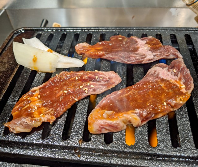 吉野家子会社の新業態、セルフ焼肉専門店「トノサマカルビ」でお肉を焼いてみました