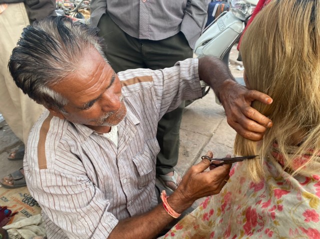 インドの路上でオジサンに髪を切ってもらった結果 メタメタのガタガタになったよ でもね ロケットニュース24
