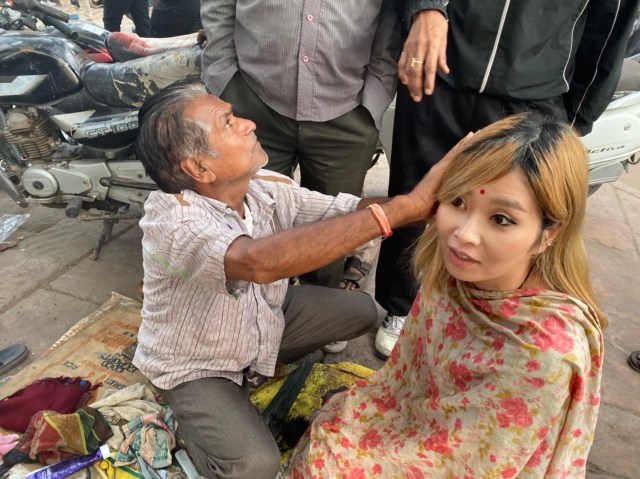 インドの路上でオジサンに髪を切ってもらった結果 メタメタのガタガタになったよ でもね ロケットニュース24