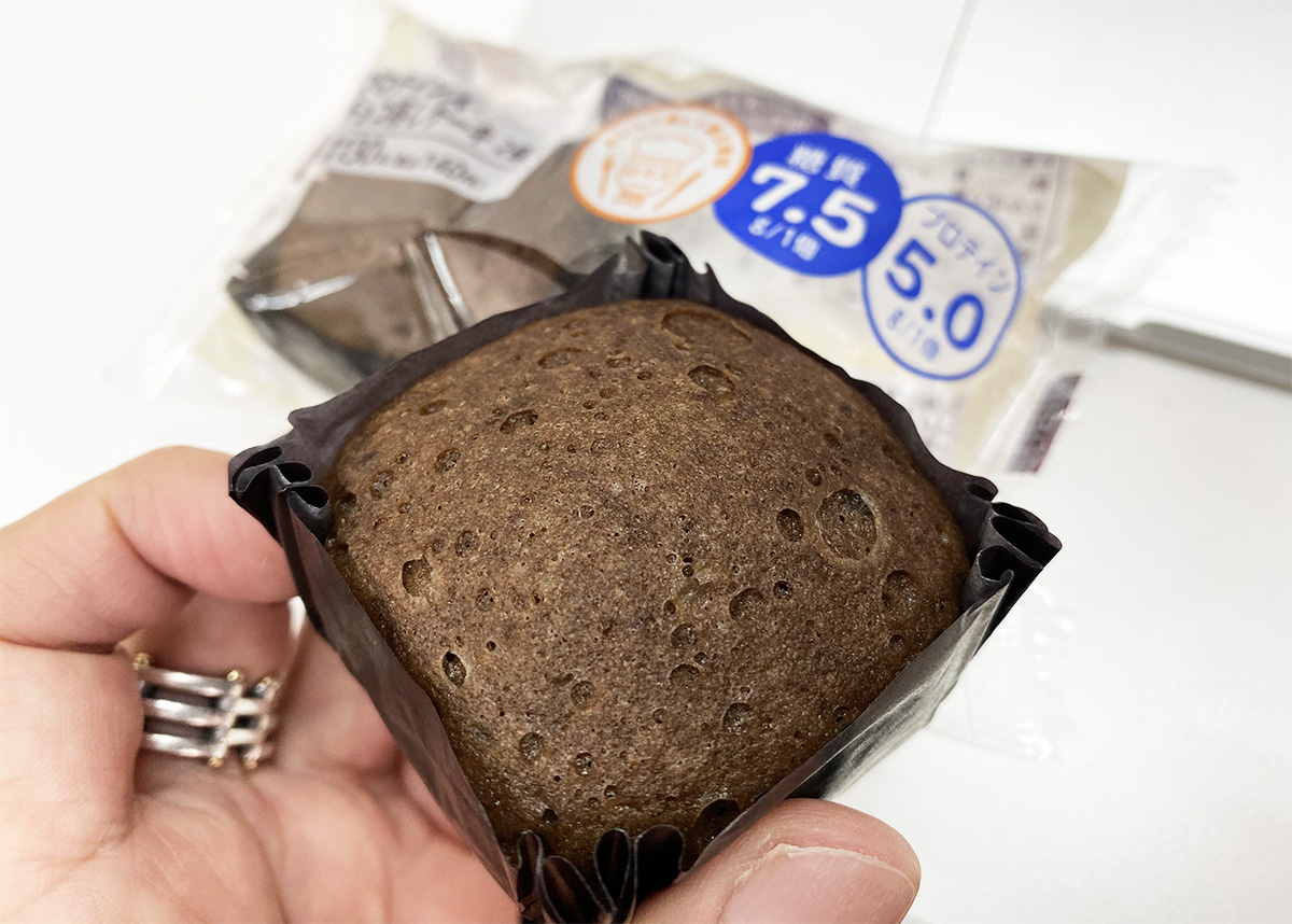 ローソンの「プロテイン入りチョコ蒸しケーキ2個入り（140円）」が栄養成分欲張りすぎなのに普通にウマイ | ロケットニュース24