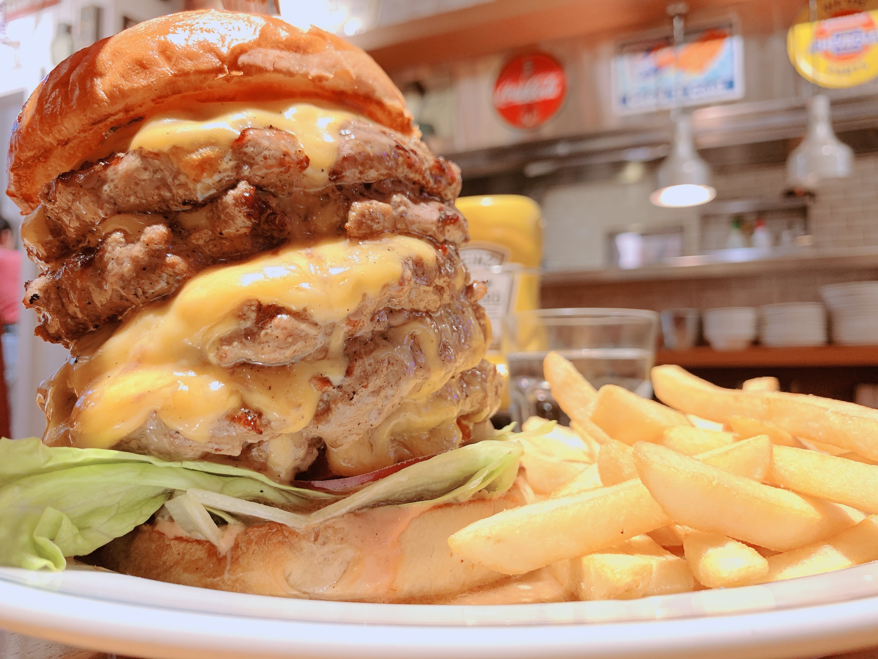 デカ盛り デカさ怪物級の モンスターチーズバーガー を食べてみた アメリカンハウスダイナー 港山下店 ロケットニュース24