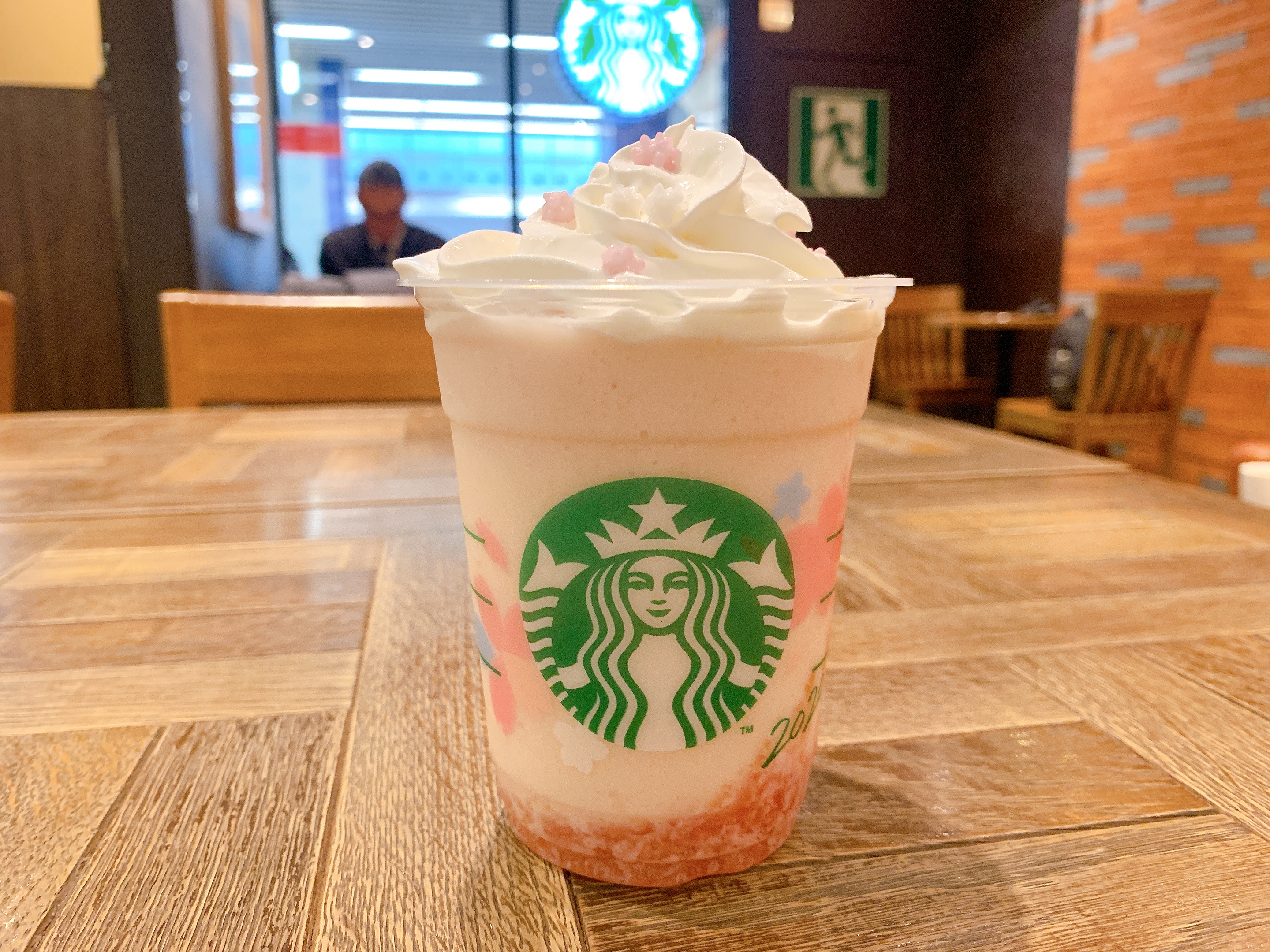 スタバ新作 さくら さくらんぼ フラペチーノ を飲んでみた ジューシーな さくらんぼソース があっさりウマい 特に金平糖がいい ロケットニュース24