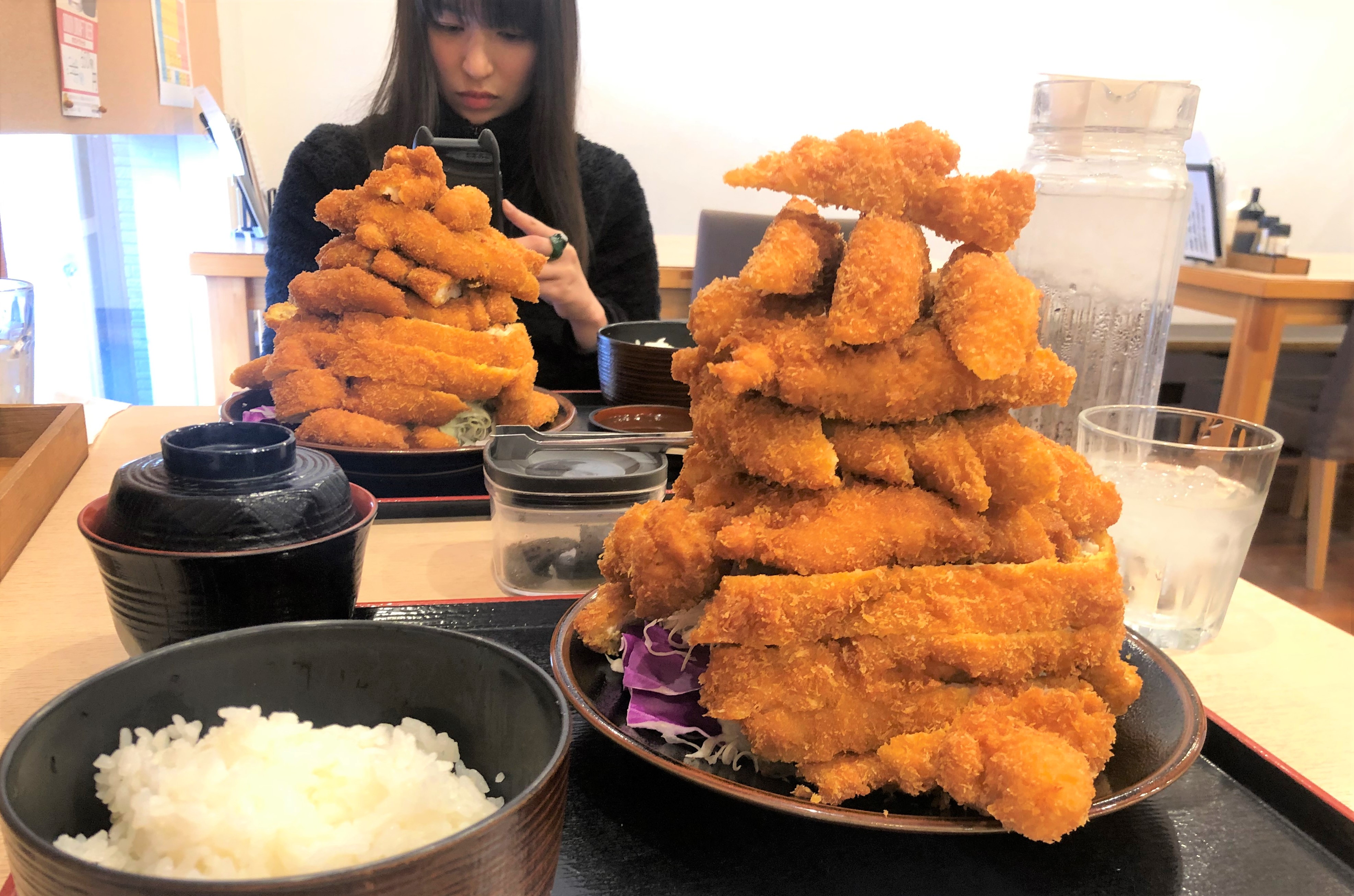 高さ約20センチ】そびえたつ『若鶏のカツ』と遭遇！ 感情の行き場を