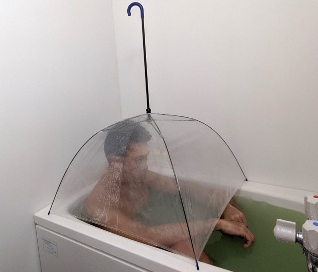 自宅のお風呂がプライベートサウナになる「お風呂deサウナ傘」を試してみた → 見た目はヤバいが最高に使える！