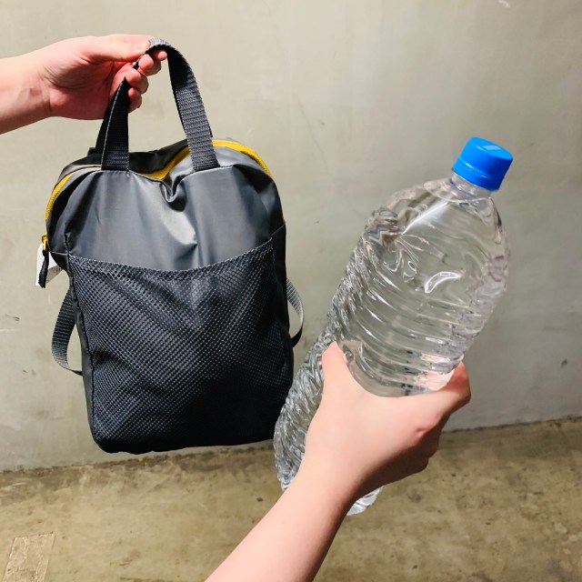 【検証】IKEAから299円の防水バックパックが登場 → 2Lの水で容赦なく濡らした結果