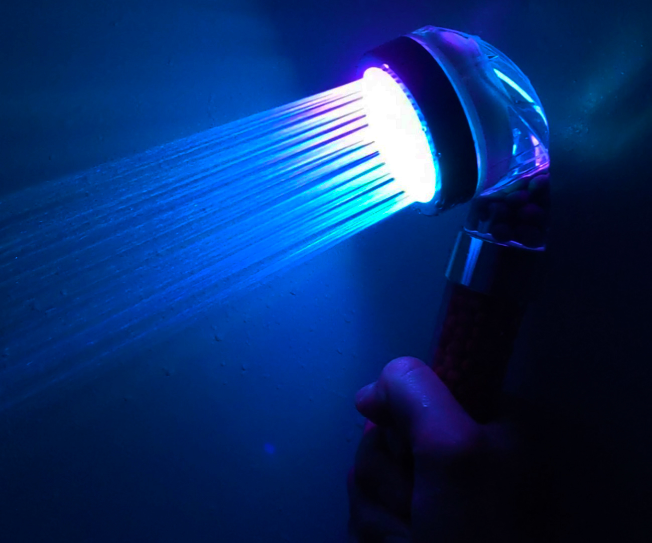 Amazonで約1400円の「7色に光るシャワーヘッド」を使ったら地味な風呂 