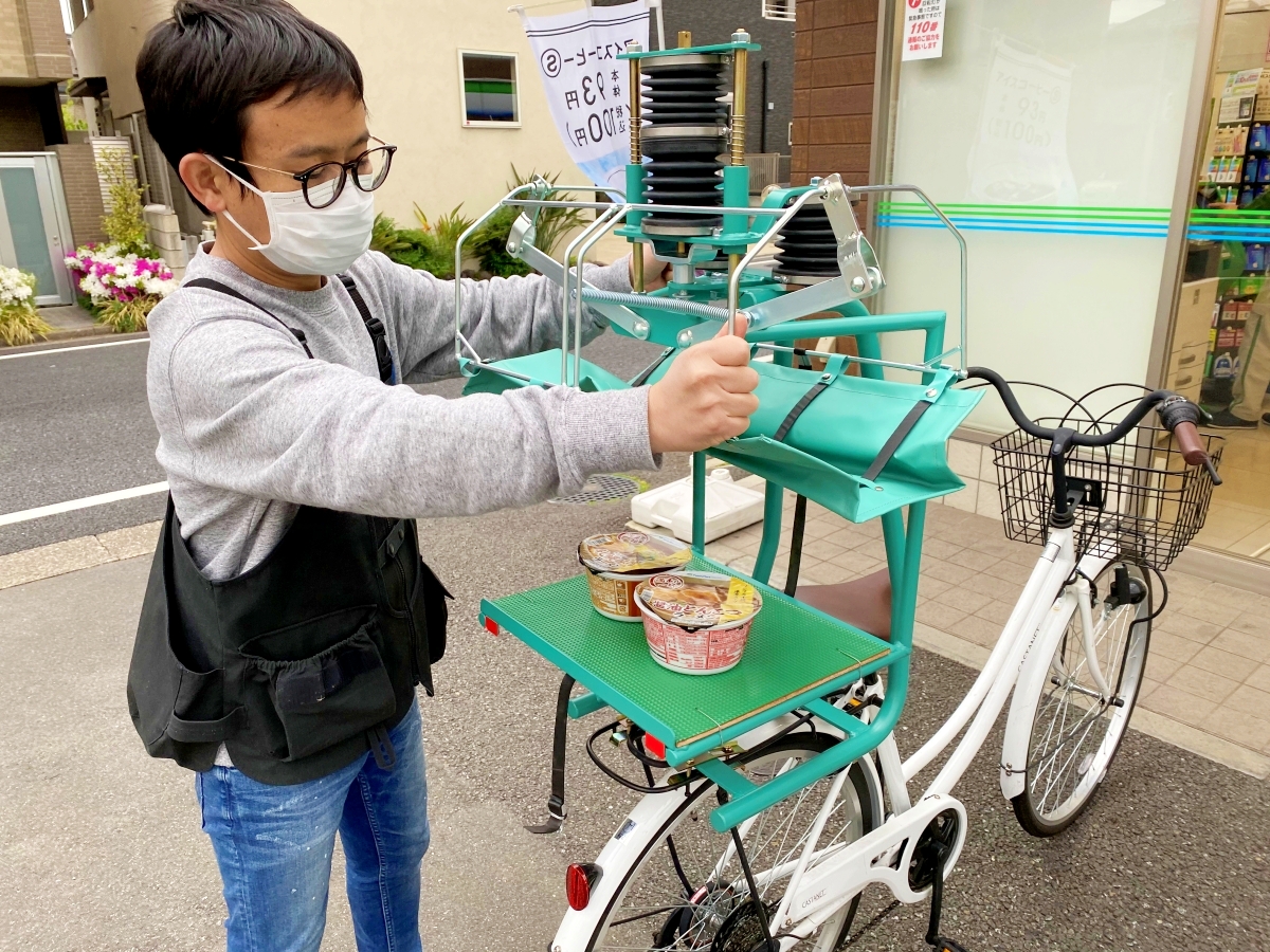 革命】ママチャリの荷台に業務用「出前機」を取り付けたらウーバー 