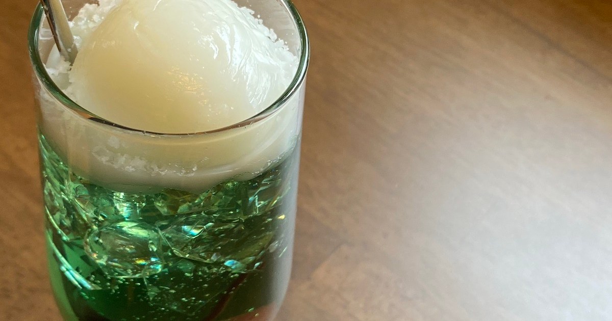 飲めそうなくらいリアル、本物そっくりなクリームソーダの食品サンプル