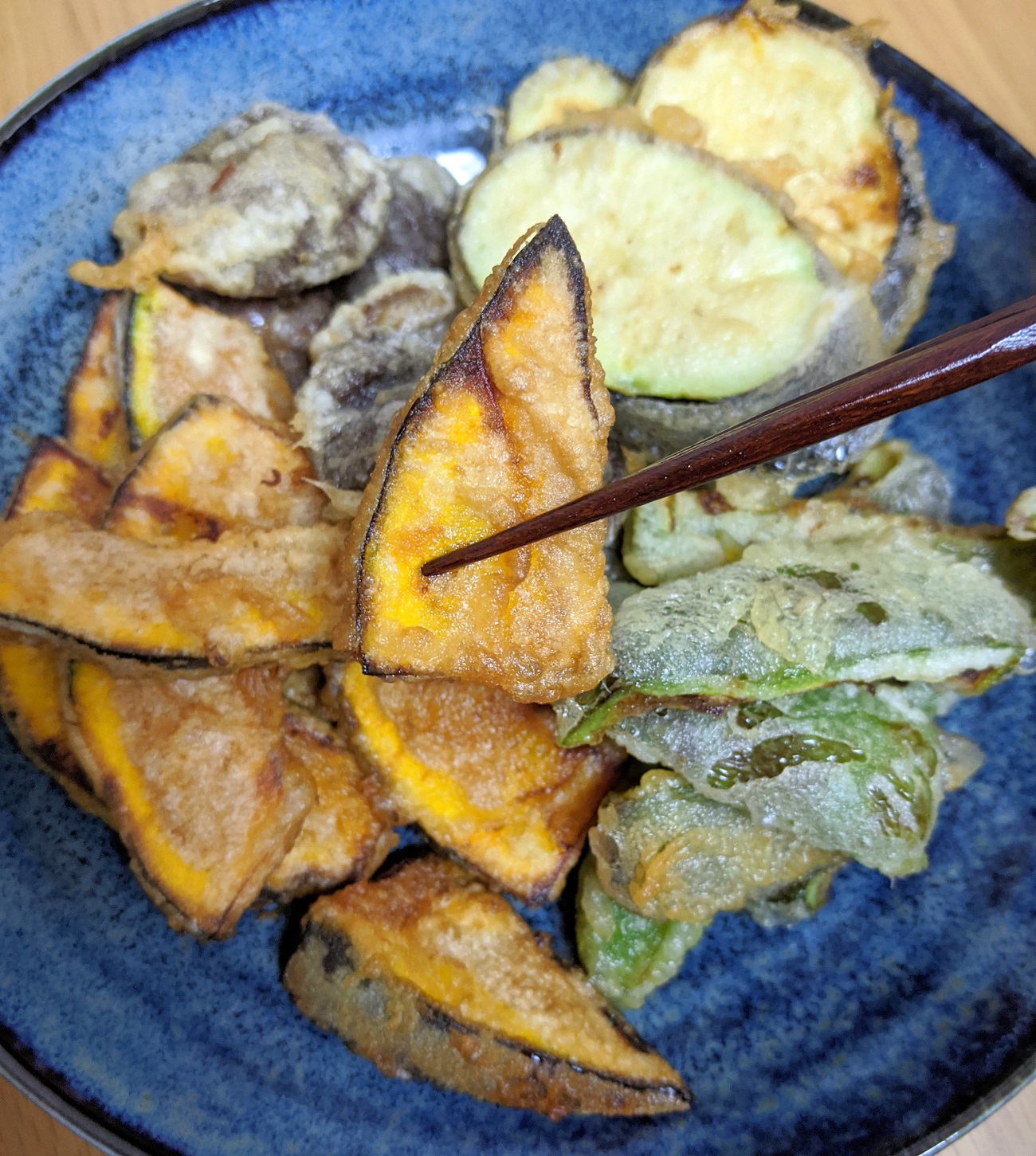 少ない油でコンパクトに揚げる「ミニミニ天ぷら鍋」が最高 / 面倒な揚げ物をパパッと簡単調理！ 1～2人分ならこれでOKです。 | ロケットニュース24