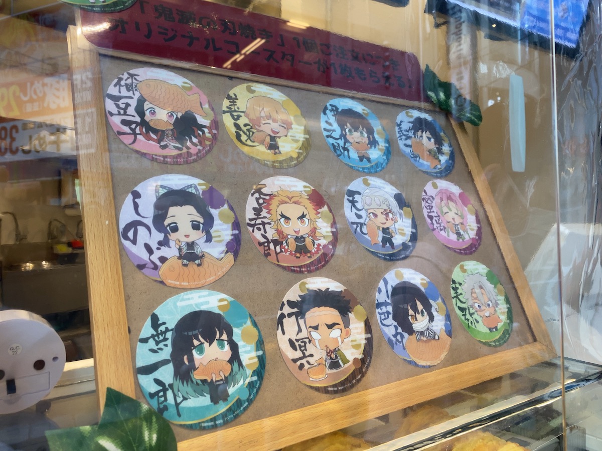 鬼滅の刃 セガコラボカフェ たい焼き 缶バッジ 鬼滅の刃 × セガのたい焼き 7月24日より「鬼滅の刃焼き」発売!