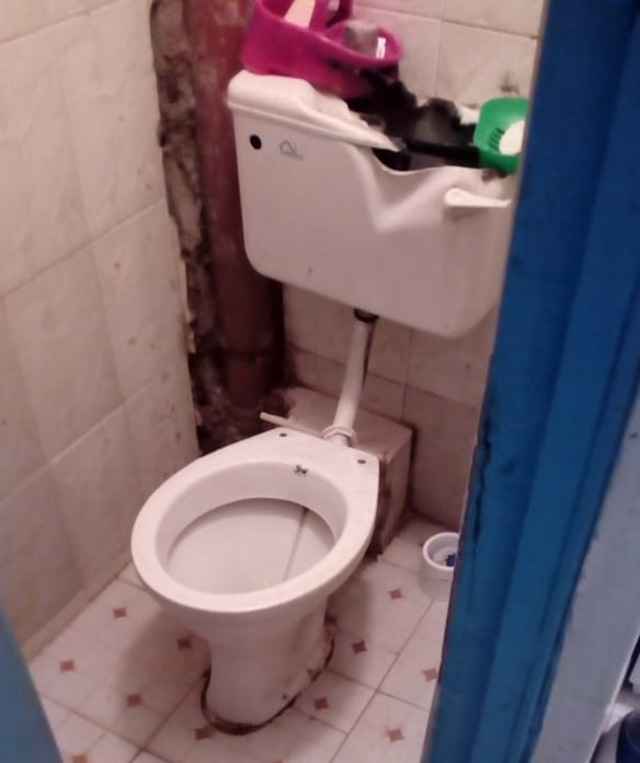 ケニアとか海外によくある「便座がないトイレ」を女性はどのように使うのかをケニア人に聞いてみたら衝撃の答えが