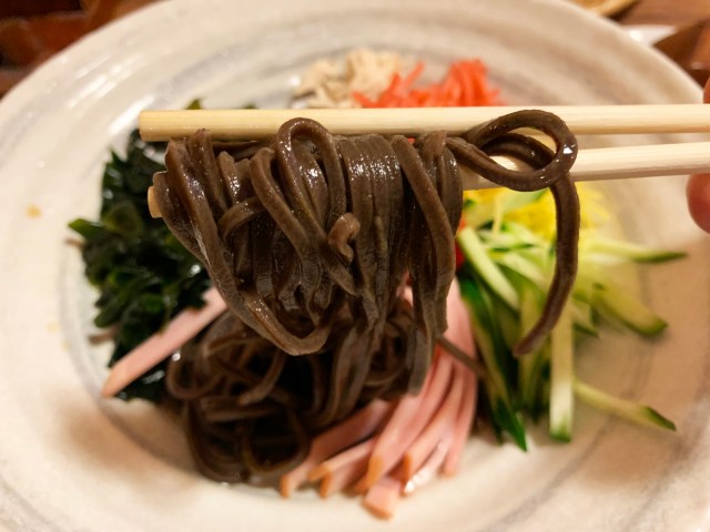 【幻の冷やし中華】日本一ウマイ “伝説の暗黒麺” を使った「冷やし中華風そば」がひっそりと提供される四谷三丁目のそば屋 / 立ち食いそば放浪記：第242回