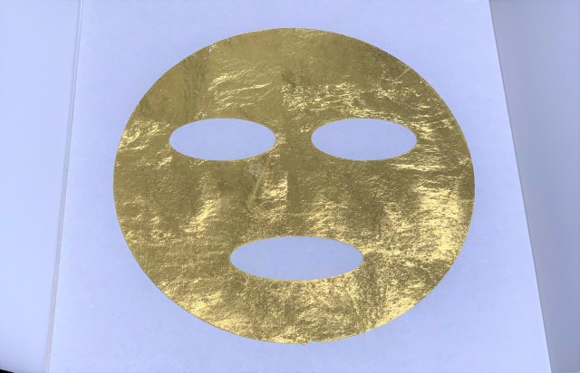 ほぼ純金な『金箔マスク』を買ってみた！ 実際に顔にはり付けたところ、アレが誕生した話 / 中村製箔所
