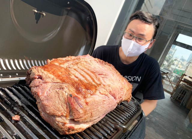 【男のロマン】牛肉9キロで「巨大ステーキ」を作ってみたらこうなった！