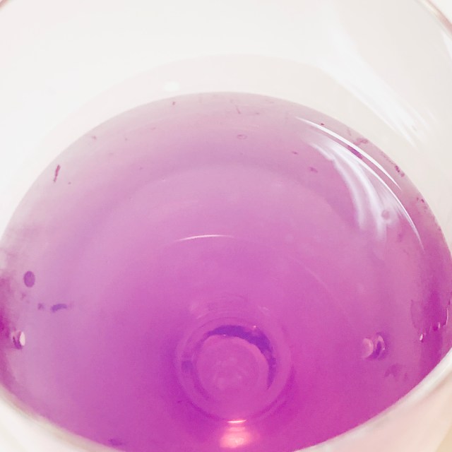 入手困難 美しい 紫ワイン を飲んでみた 綺麗なだけでなく色の変化も楽しめるよ ロケットニュース24
