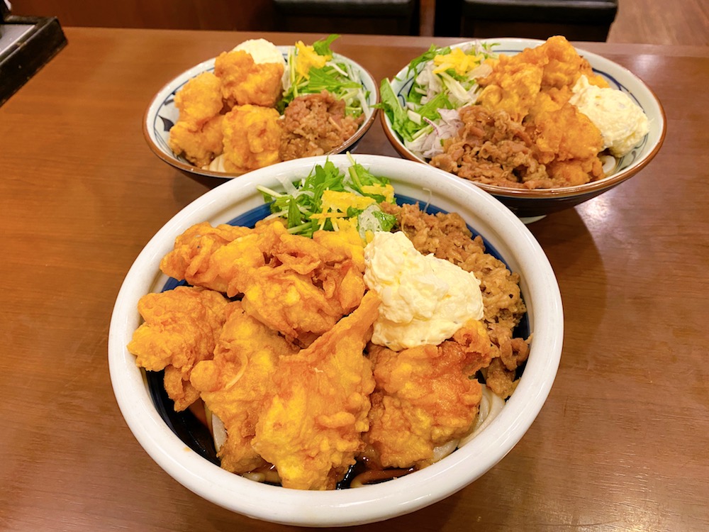 デカ盛り】丸亀製麺の「漢気！牛肉タル鶏天ぶっかけうどん」がヤバイ ...