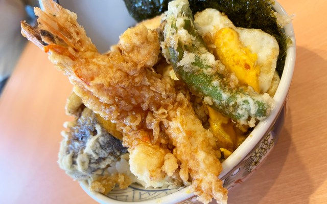 かつや姉妹店の天丼屋「はま田」が密かに熱い！ 山盛りの揚げたて天ぷらがサクふわで駅から離れていても大人気だった / 西大宮