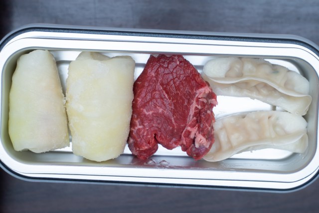 サンコーの進化した「超高速弁当箱炊飯器」の性能はいかに / 2段式になった新型に、冷凍食品や生肉をブチ込んでみた