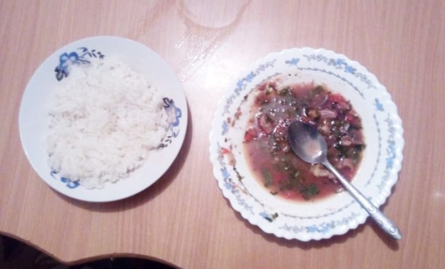 これが超リアルな “ケニア人妻が作った手料理” だ！ とある日の夜食「ライス＆スープ」の巻 / カンバ通信：第53回