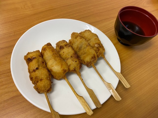 串カツ田中でソースの二度づけができるなんて！ 冷凍食品の串カツは好みに合わせて食べられてよき!!