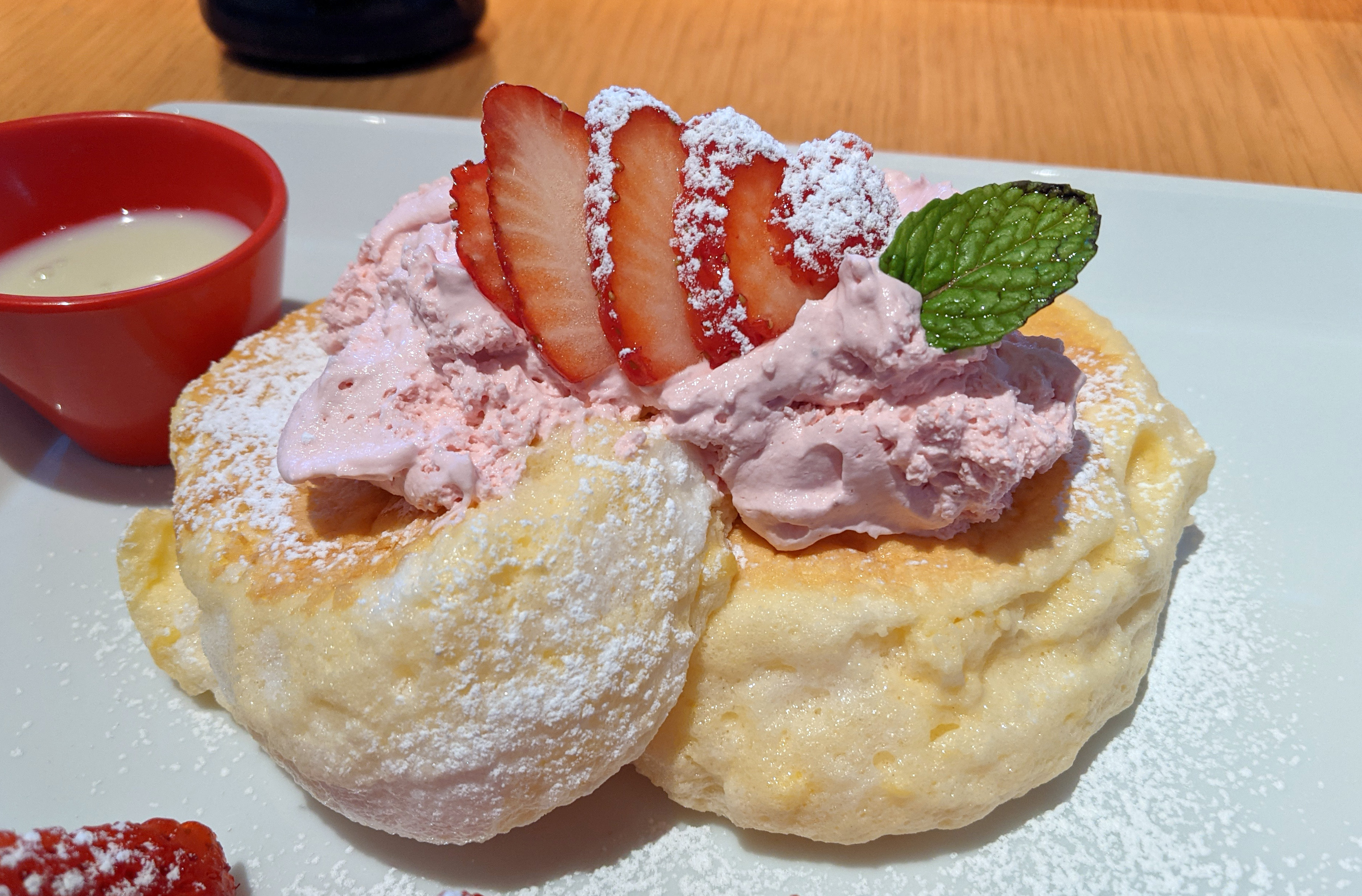 すかいらーく系カフェ むさしの森 でパンケーキのいちごを 倍盛り にしたら いちご要塞 みたいなのが出て来たんだが ロケットニュース24