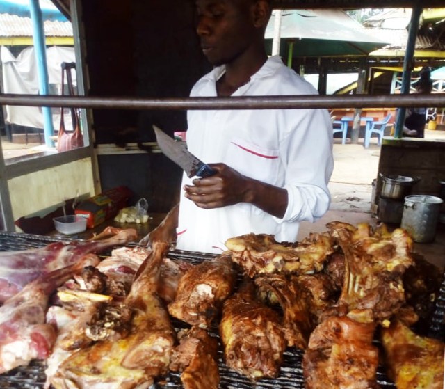 【ケニアの焼肉】ナイロビで「一人焼肉」したいならここ！ 約600円で腹いっぱい食える / カンバ通信：第68回
