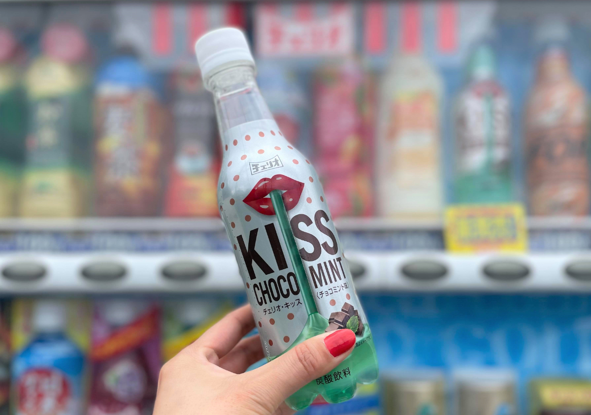 チェリオの『KISS チョコミント』を飲んでみた！ 奇麗な黄緑色で炭酸が