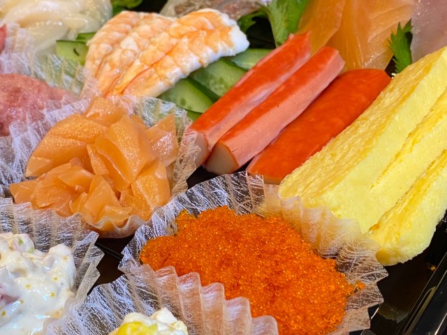 【衝撃の内容】特別な日の「おうち手巻きセット」は 「はま寿司」しかない！ ネタ15種と見せかけて実は…!!