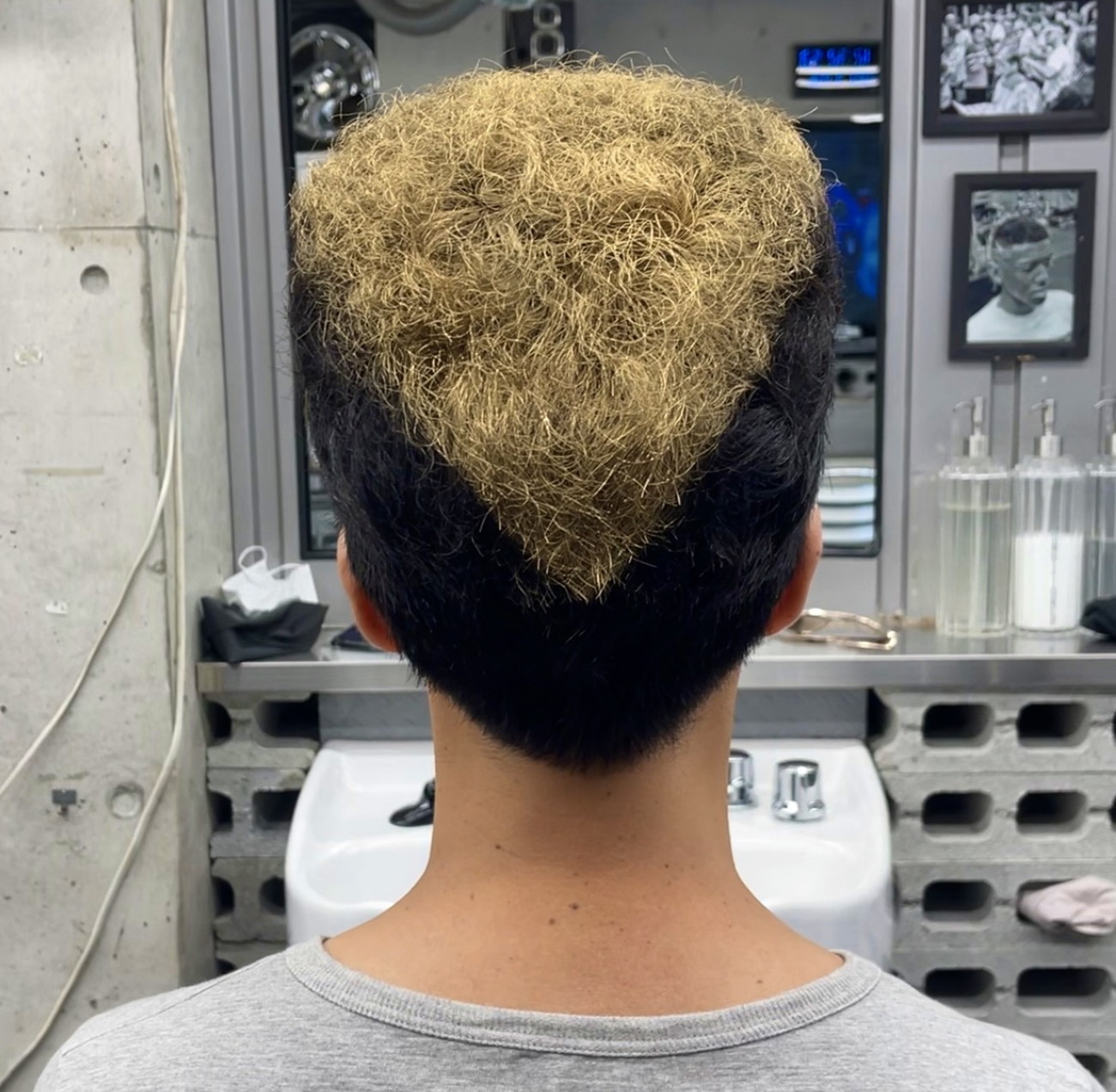 沖縄 悪そうな髪型を得意とする理容室 ディープ で金髪リーゼントに変身したでござる 行こうぜピリオドの向こうへ ロケットニュース24